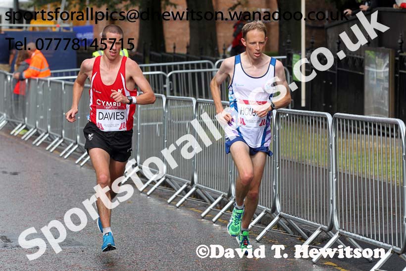 Andrew Davies (Wales) and Ross Houston (Scotland) in the mens Commonwealth Games Marathon, Glasgow. Photo: David T. Hewitson/Sports for All Pics